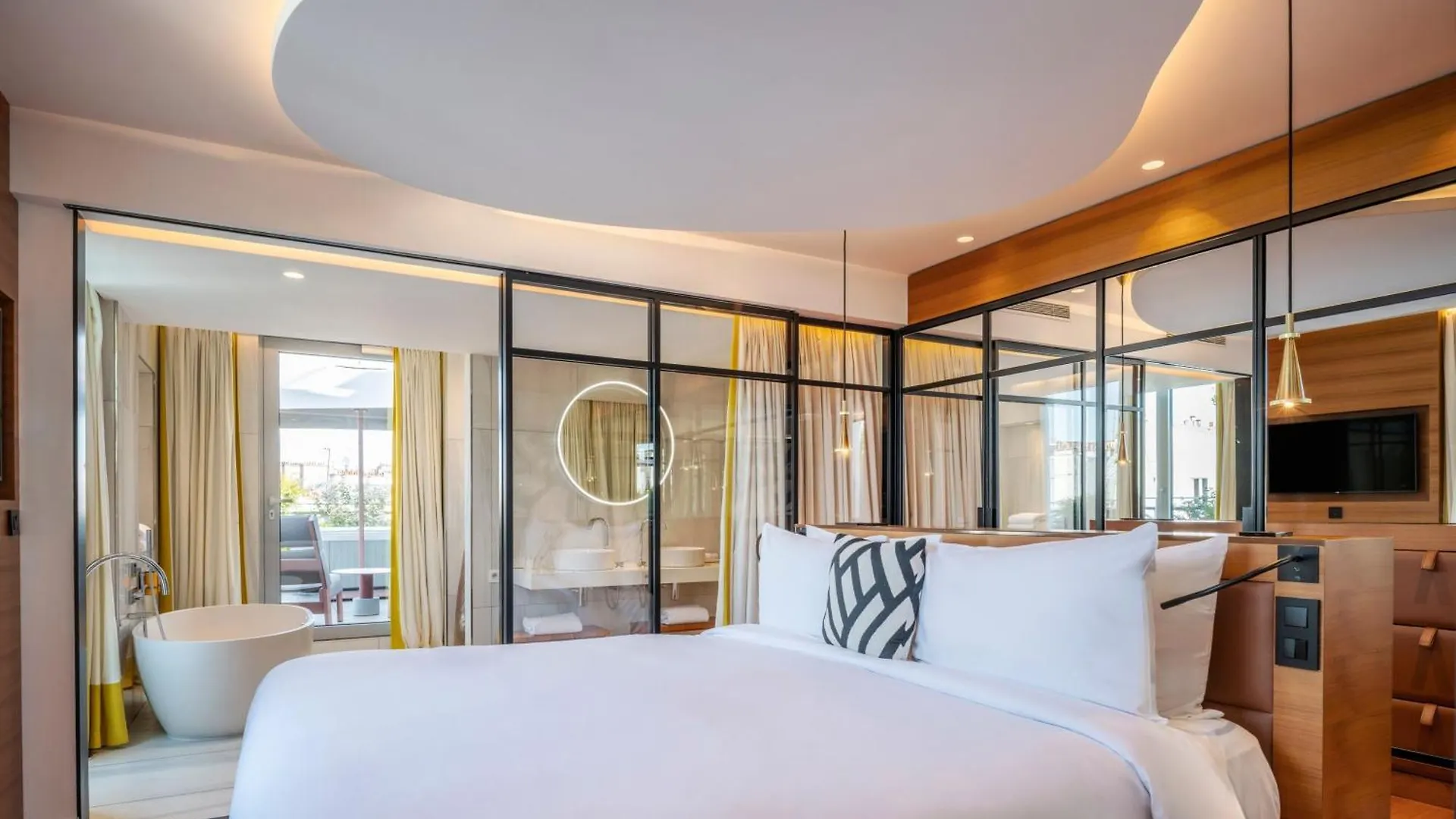 Renaissance Paris Republique Hotel & Spa 5*,